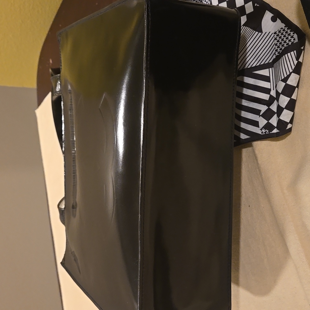 CHANEL PATENT LEATHER TOTE - Picture 11 of 17